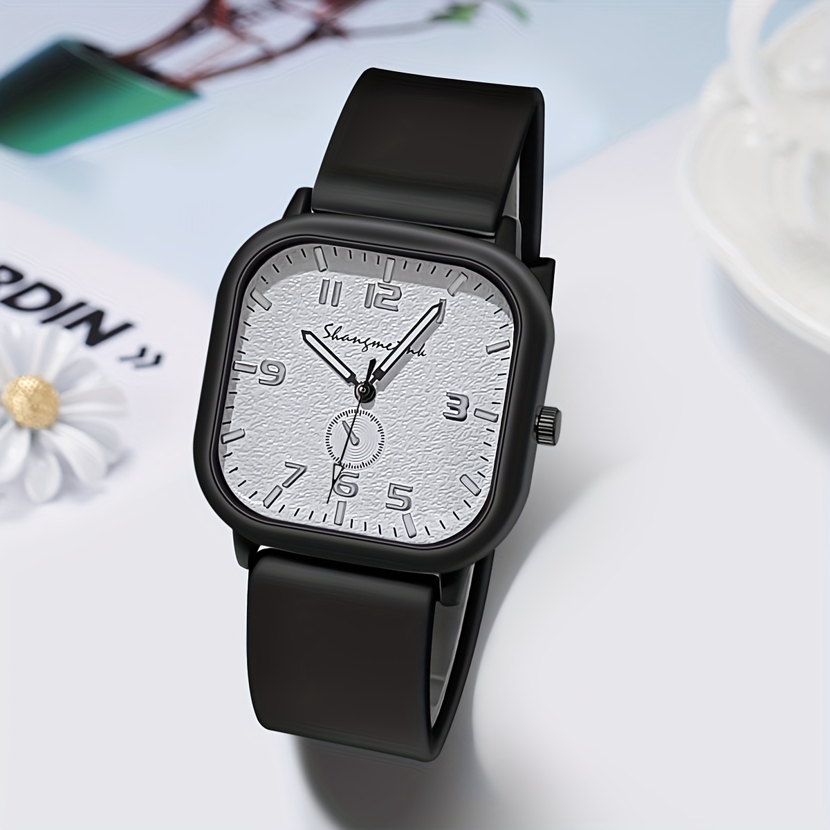 Montre à quartz carrée minimaliste, bracelet silicone · photo 7