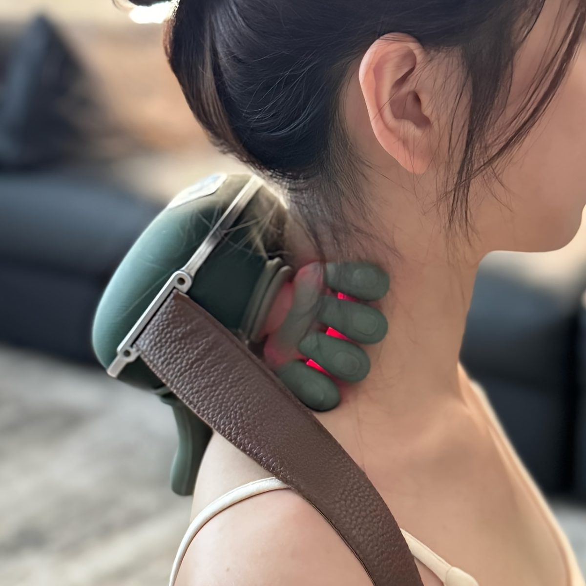 Masseur d'épaule et de dos bionique à quatre doigts, rechargeable par USB et portable. Compact et léger pour un transport facile, convient pour une position assise prolongée au travail, la détente à la maison, les voyages et les déplacements professionnels. Simule le pétrissage et la pression de · photo 7