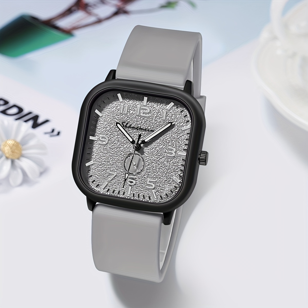 Montre à quartz carrée minimaliste, bracelet silicone · photo 6